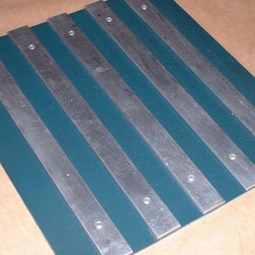 Les telers s'utilitzen per a diferents sectors industrials, entre ells el sector tèxtil, com a obridor i mesclador. També per a uns certs components en automoció.
Existeixen aplicacions específiques com pot ser la del sector lanero, per a facilitar el transport de llana mullada.
Consulta'ns la disponibilitat i t'ajudem